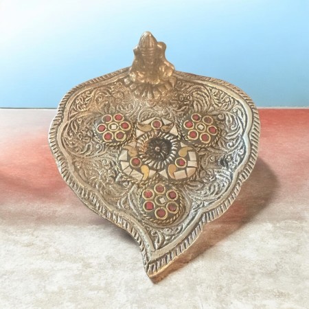 Fat til røkelse med kjegleform